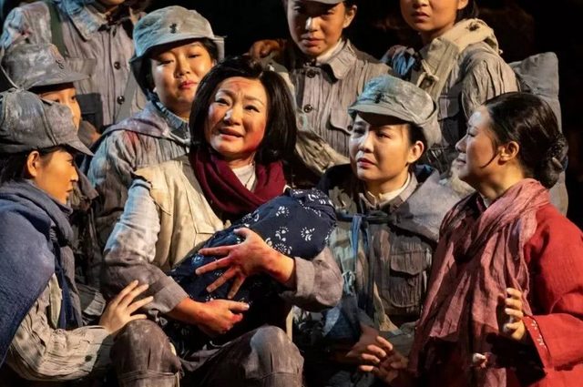 沂蒙紅嫂明德英：用乳汁救活小八路，建國后他成大官，如何報恩？