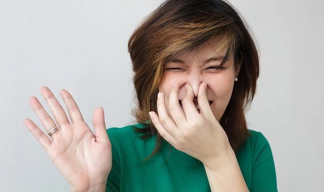 女性“下面”會發臭、有異味？多半是這3個原因導致！