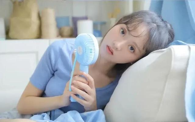 逗女生開心的幽默套路，讓她笑到合不攏嘴